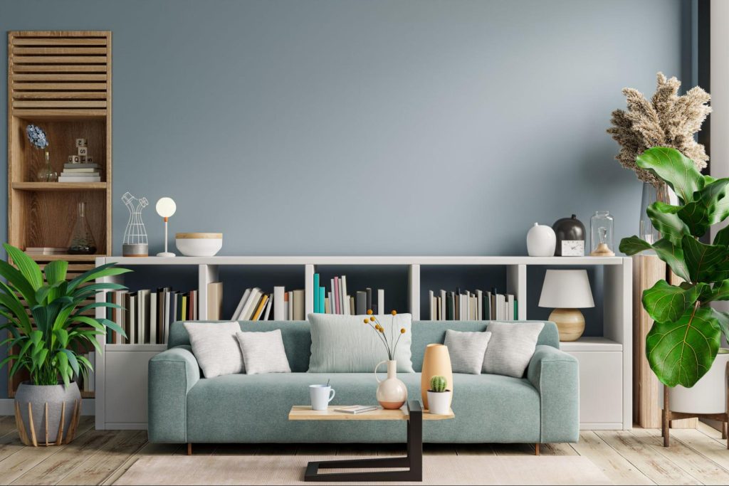 Uma sala bem decorada com um sofá de linho