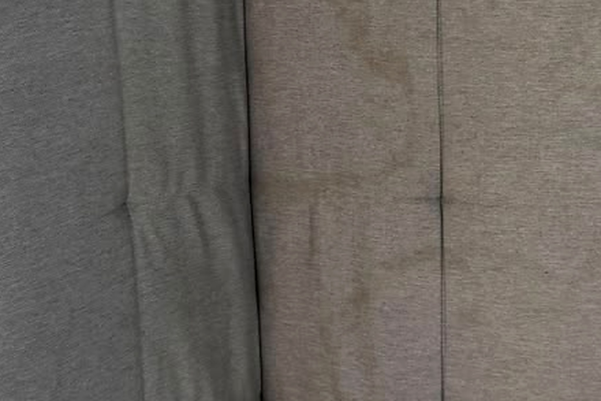 Tecido cinza de sofá com manchas de encardido antes da higienização